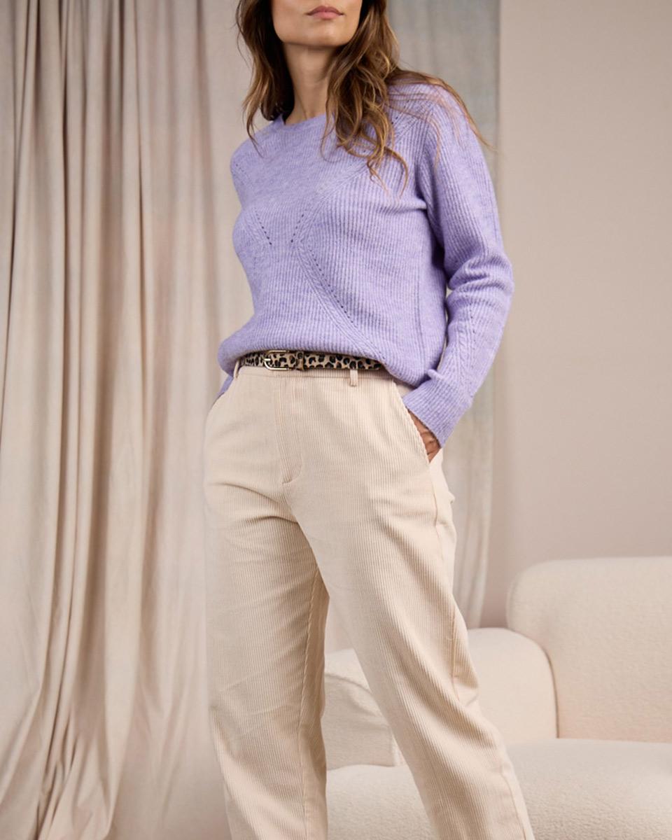Pull aux détails ajourés violet