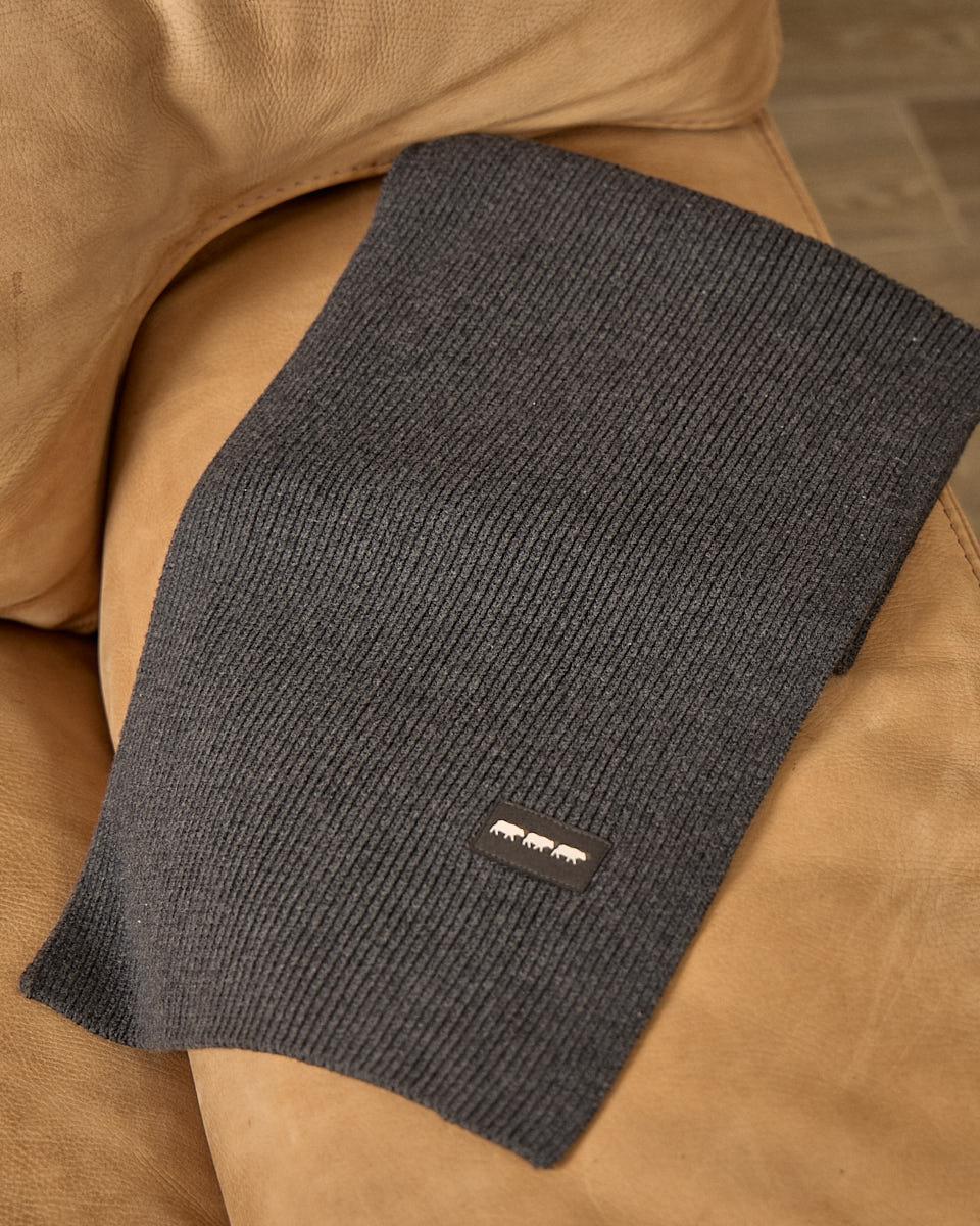 Écharpe unie en tricot gris