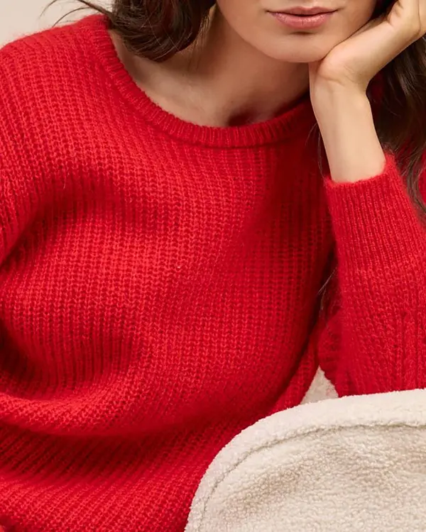 Pull aux détails ajourés rouge