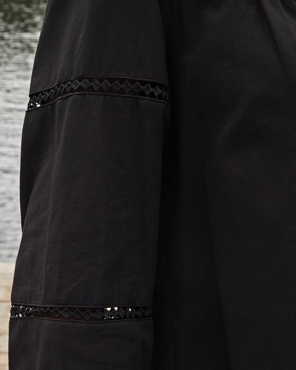 Chemisier en voile de coton insert dentelle en coton noir Chemisier en voile de coton insert dentelle en coton noir