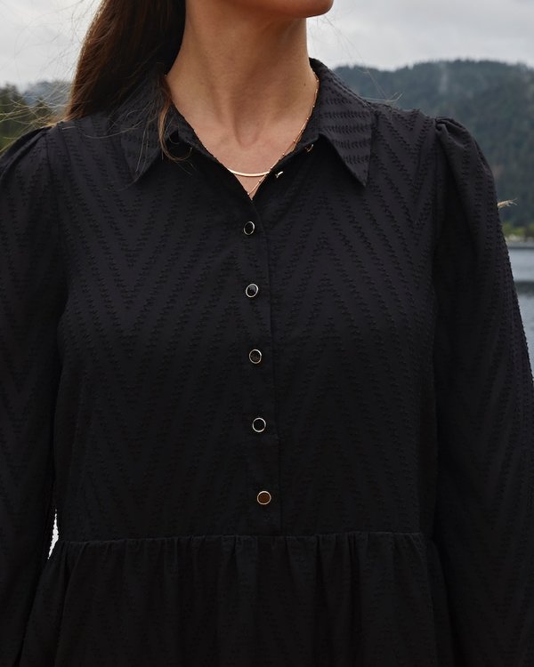 Robe plumetis chevrons unis col chemise noir Robe plumetis chevrons unis col chemise noir