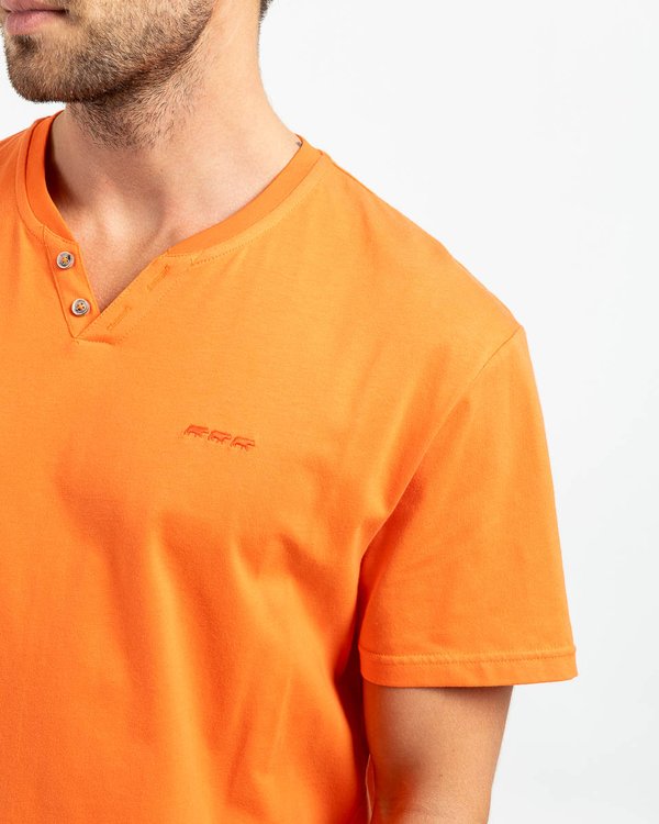 T-shirt uni col V boutonné regular fit en coton bleu