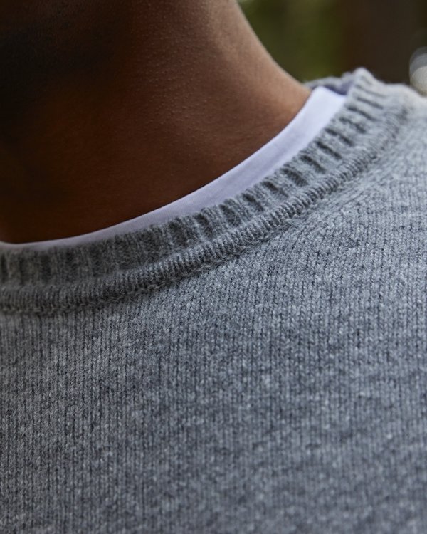Pull Théo col rond bord côte uni broderie trois vaches gris Pull Théo col rond bord côte uni broderie trois vaches gris