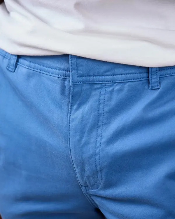 Chino coupe ajustée bleu