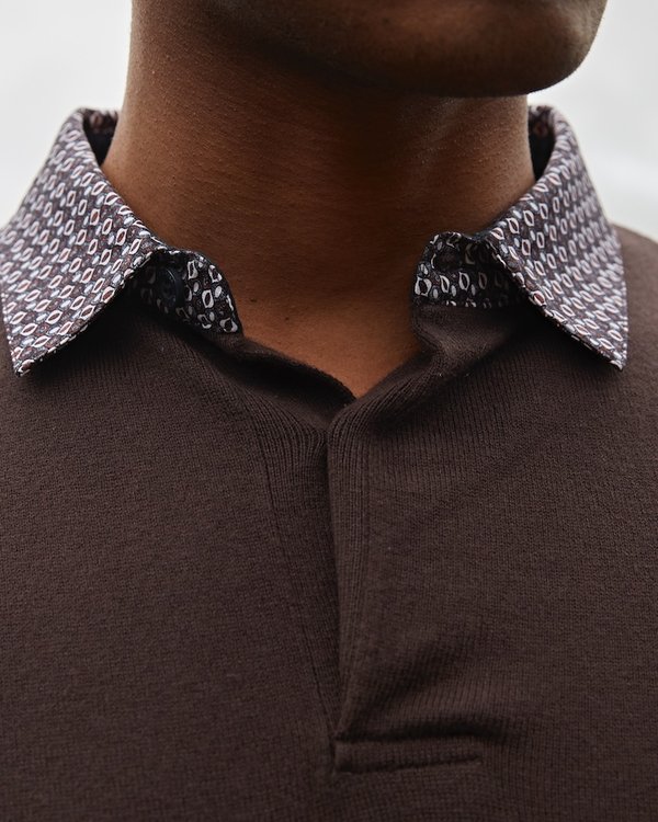 Pull uni avec col chemise imprimé broderie trois vaches en coton marron Pull uni avec col chemise imprimé broderie trois vaches en coton marron