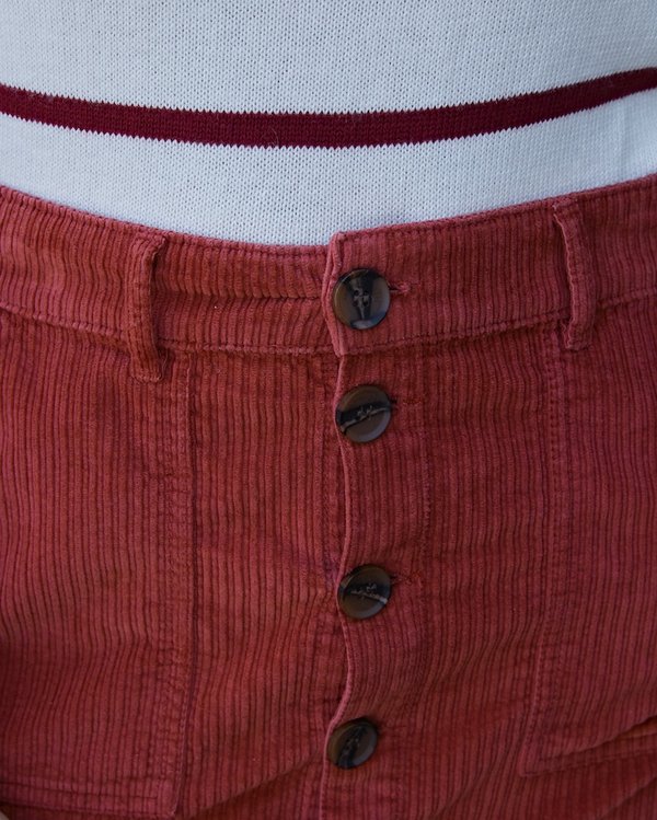 Jupe droite courte boutonnée en velours marron Jupe droite courte boutonnée en velours marron