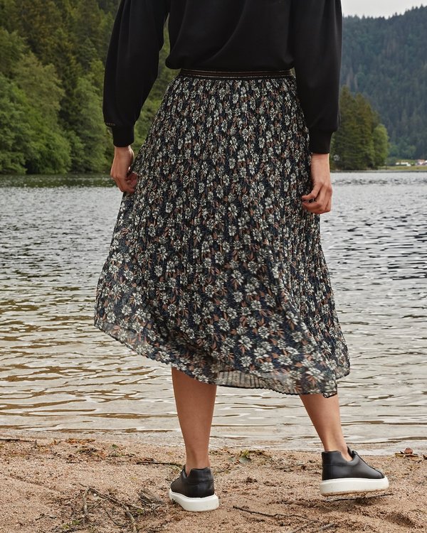 Jupe longueur midi en voile imprimé floral noir Jupe longueur midi en voile imprimé floral noir