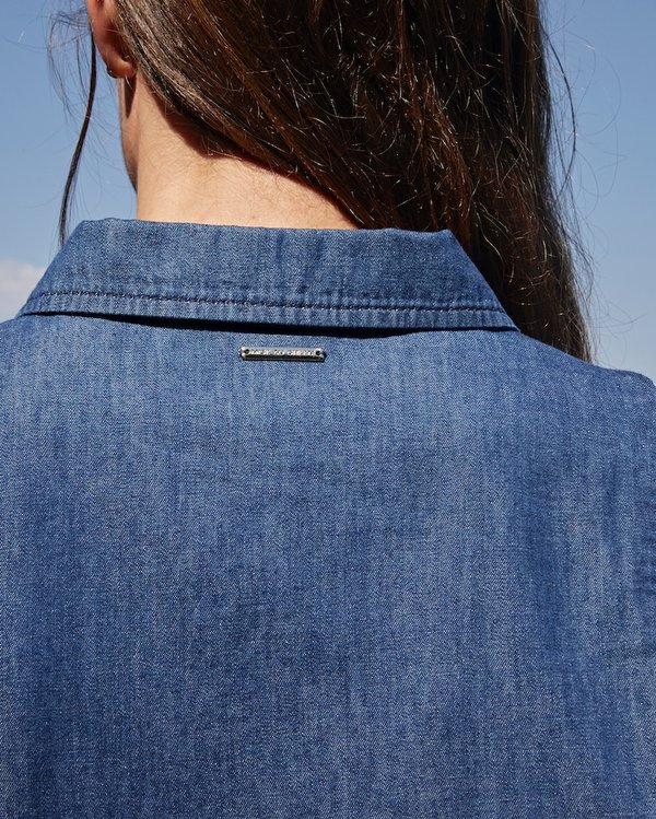 Chemisier col V volantée en denim à manches longues bleu Chemisier col V volantée en denim à manches longues bleu