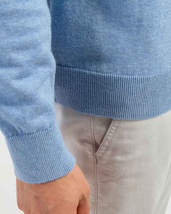 Pull uni Charlie col V en coton certifié Oeko-Tex bleu