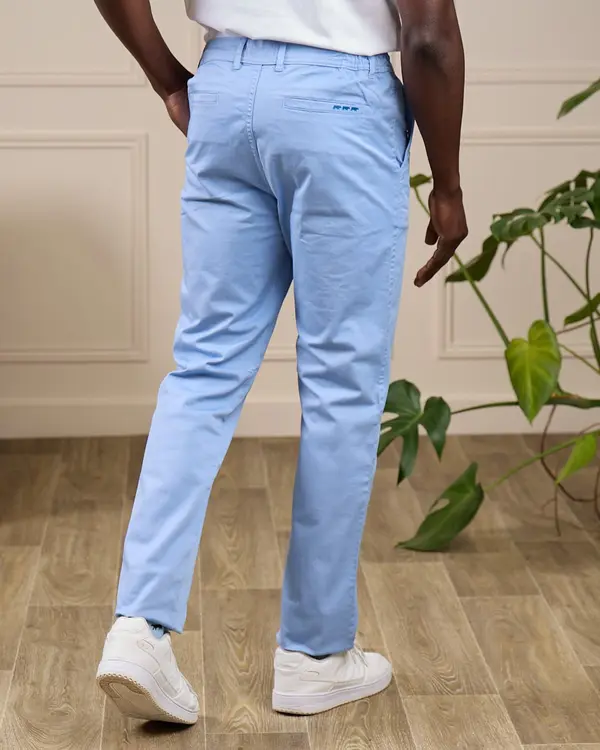 Chino coupe ajustée bleu