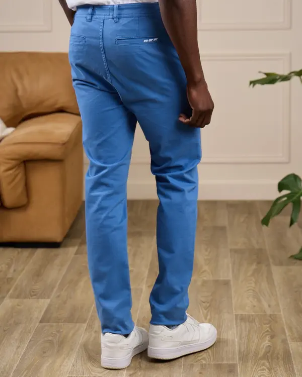 Chino coupe ajustée bleu