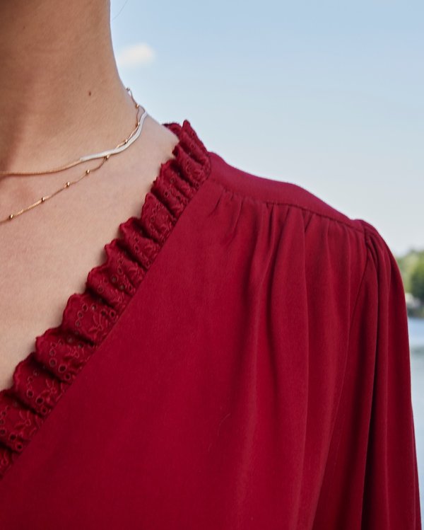 Chemisier uni boutonné détails broderies manches longues rouge Chemisier uni boutonné détails broderies manches longues rouge