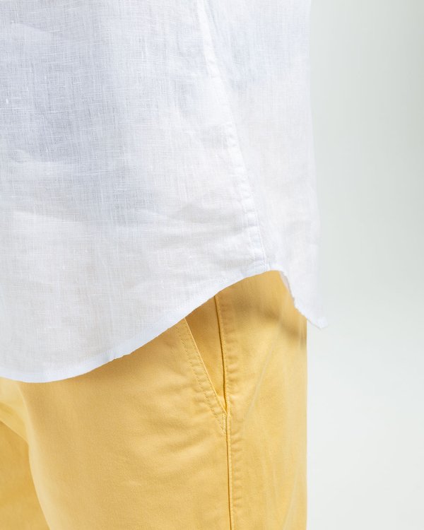 Chemise col mao unie à manches courtes en lin blanc Chemise col mao unie à manches courtes en lin blanc