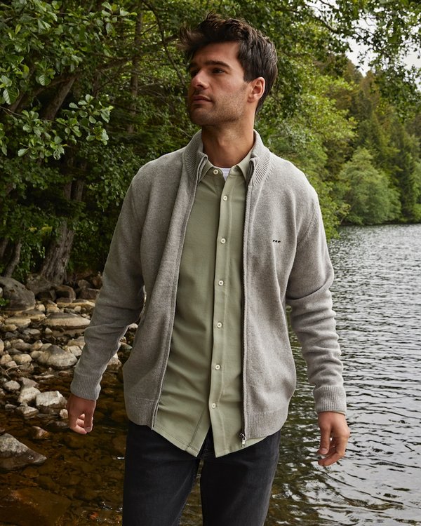 Cardigan uni Eliot col montant zippé en maille à poches gris Cardigan uni Eliot col montant zippé en maille à poches gris
