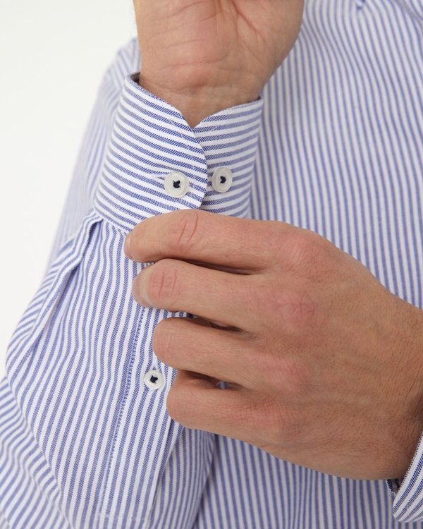 Chemise regular manches longues à fines rayures en coton bleu