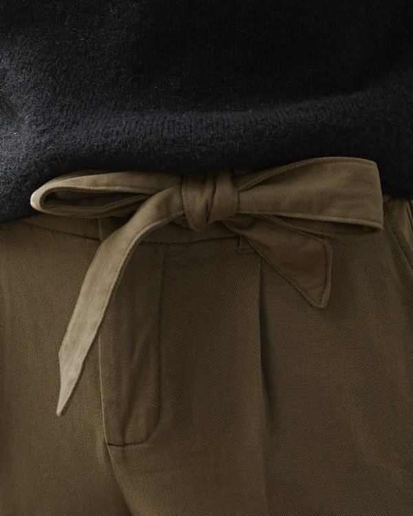 Pantalon paperbag taille froncée en tencel et coton vert Pantalon paperbag taille froncée en tencel et coton vert