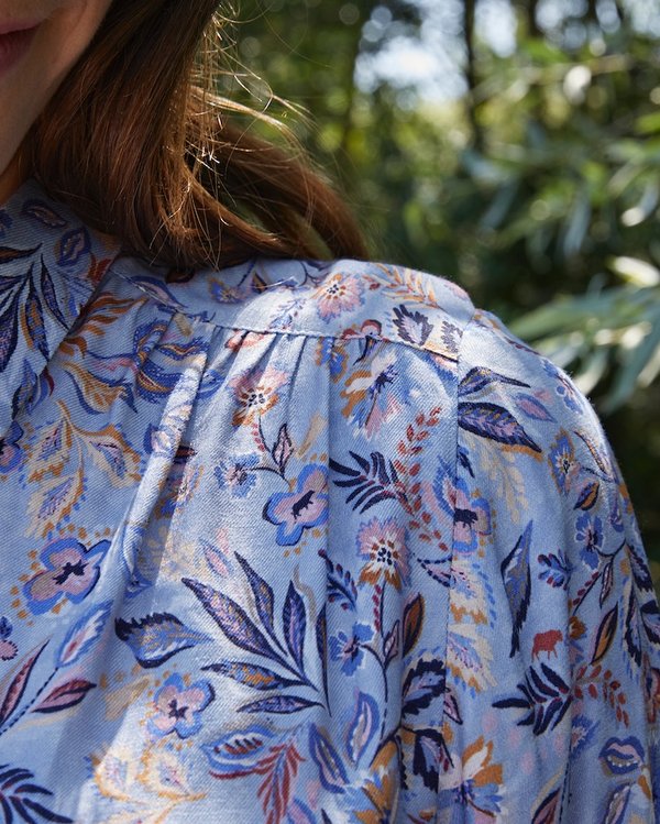 Chemisier imprimé exclusif en cupro et viscose bleu Chemisier imprimé exclusif en cupro et viscose bleu