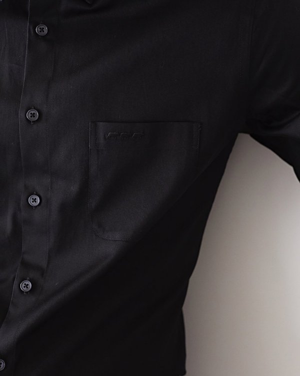 Chemise manches longues unie classique en coton noir