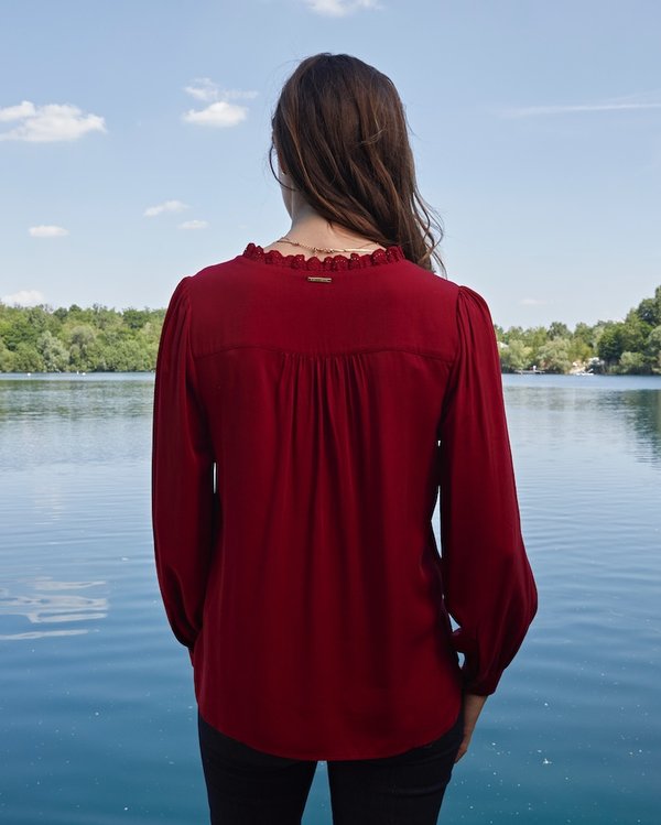 Chemisier uni boutonné détails broderies manches longues rouge Chemisier uni boutonné détails broderies manches longues rouge