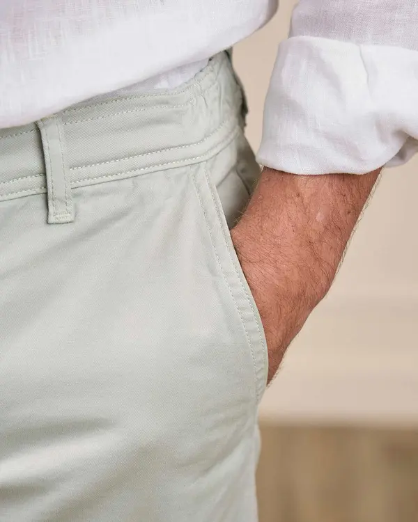 Chino coupe ajustée vert