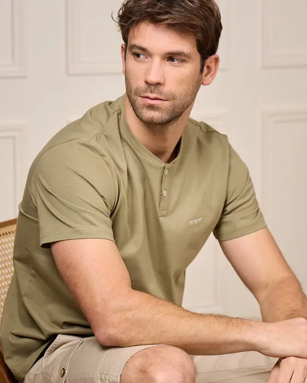 T-shirt col tunisien vert