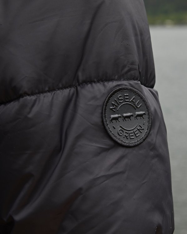 Doudoune courte matelassée unie en nylon recyclé noir