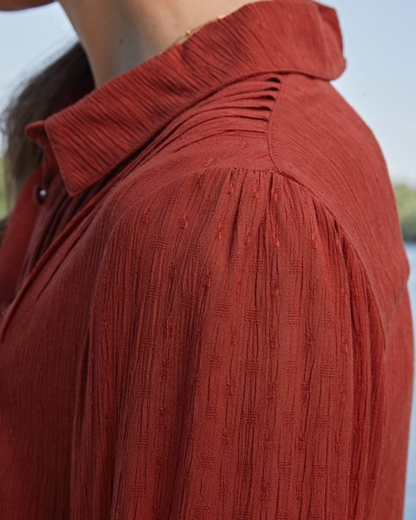 Chemisier à empiècement plissé en viscose jacquard Chemisier à empiècement plissé en viscose jacquard