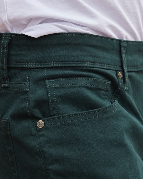 Pantalon coupe modern fit 5 poches matière confort vert