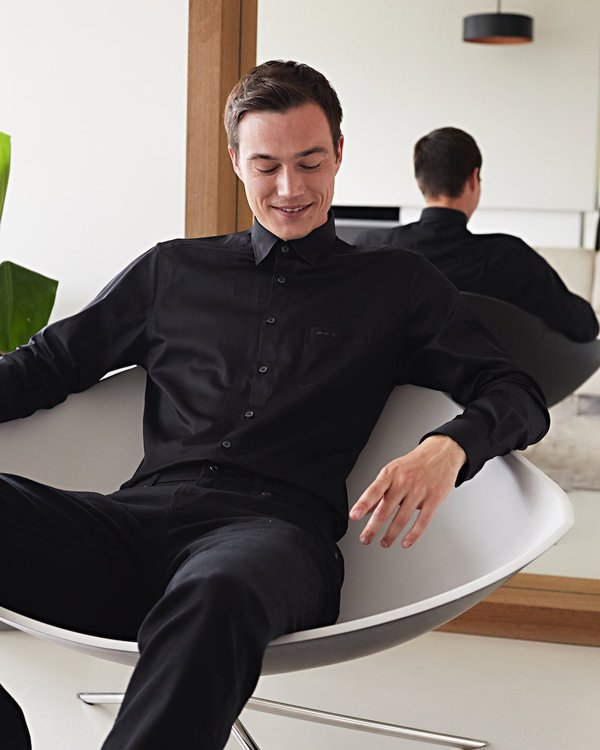 Chemise manches longues unie classique en coton noir