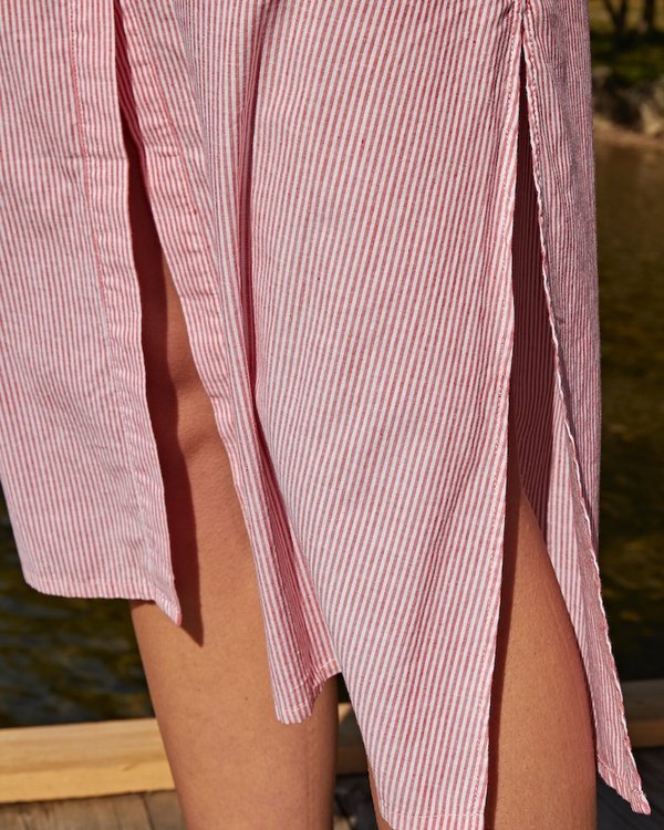 Robe midi sans manches à rayures fines verticales rouge Robe midi sans manches à rayures fines verticales rouge