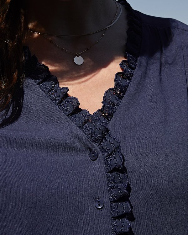 Chemisier uni boutonné détails broderies manches longues bleu Chemisier uni boutonné détails broderies manches longues bleu