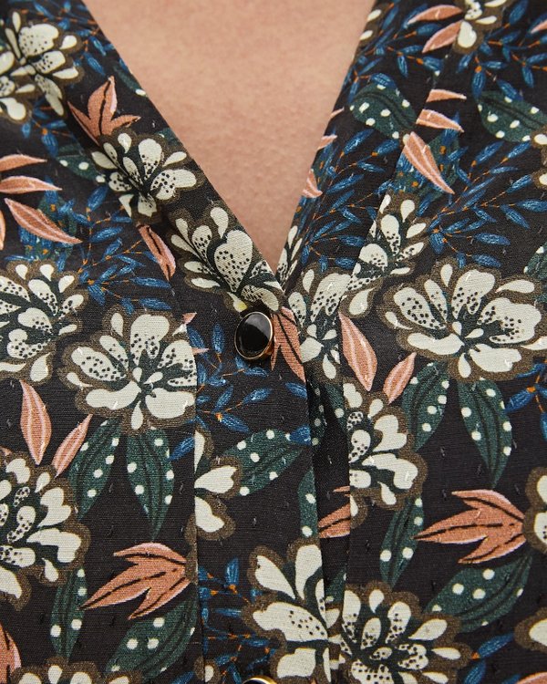Robe à fleurs longueur genou à col V noir Robe à fleurs longueur genou à col V noir