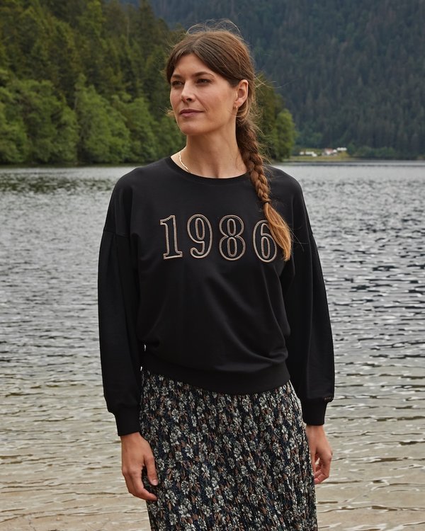 Sweat uni à broderie 1986 à col rond manches ballons noir Sweat uni à broderie 1986 à col rond manches ballons noir