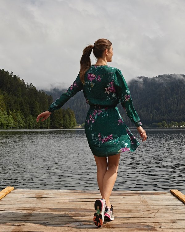Robe portefeuille imprimé fleuri volantée en jacquard viscose vert Robe portefeuille imprimé fleuri volantée en jacquard viscose vert