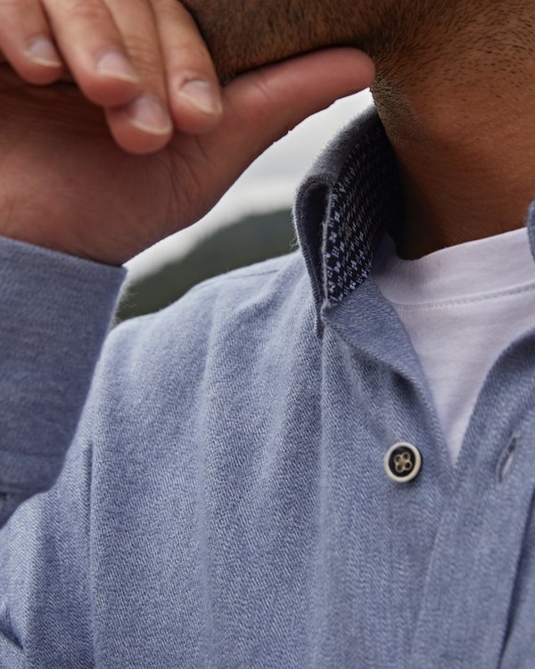 Chemise confort manches longues unie en coton bleu Chemise confort manches longues unie en coton bleu