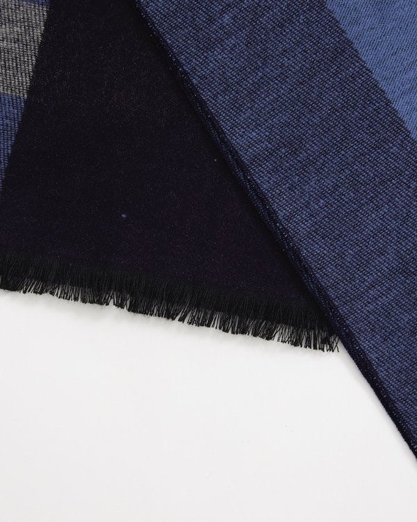 Echarpe légère à carreaux petites franges bleu Echarpe légère à carreaux petites franges bleu