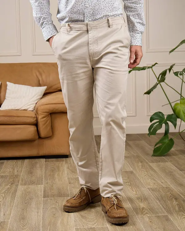 Chino coupe ajustée gris