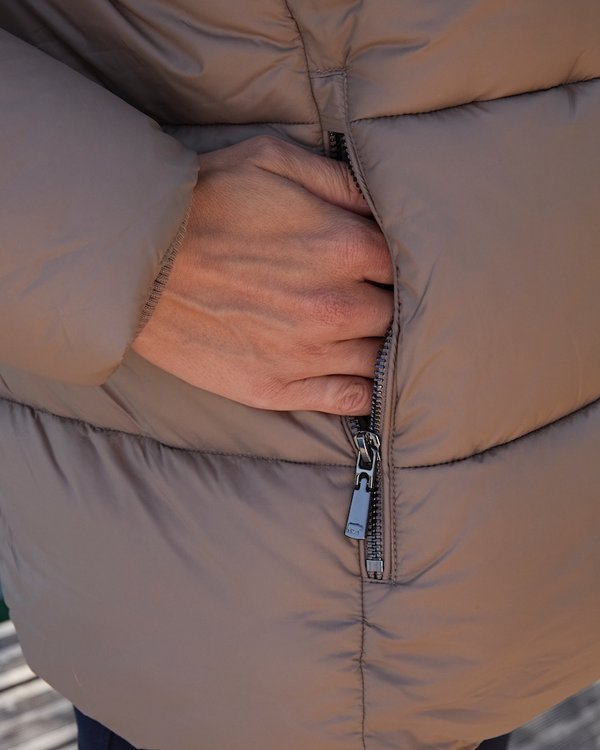 Doudoune courte matelassée unie en nylon recyclé noir