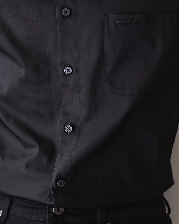 Chemise manches longues unie classique en coton noir