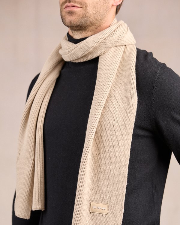 Écharpe unie en tricot beige Écharpe unie en tricot beige