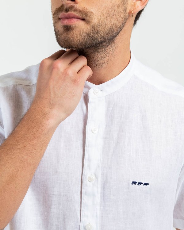 Chemise col mao unie à manches courtes en lin blanc