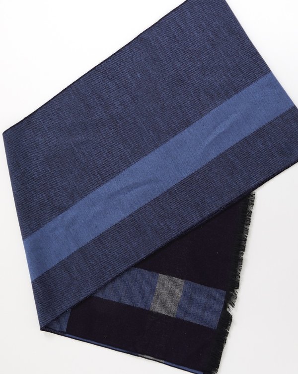 Echarpe légère à carreaux petites franges bleu Echarpe légère à carreaux petites franges bleu