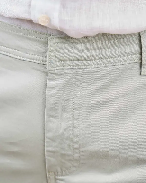 Chino coupe ajustée vert