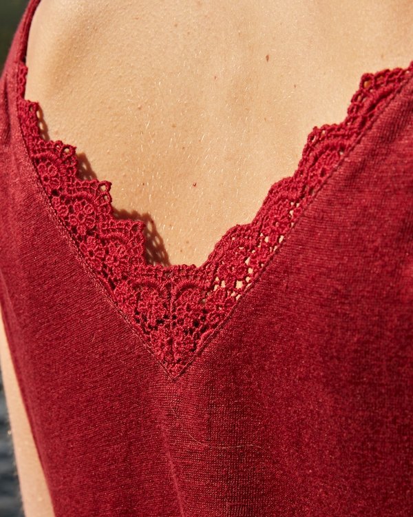 Top maille empiècement décolleté macramé rouge Top maille empiècement décolleté macramé rouge