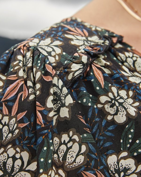 Robe à fleurs longueur genou à col V noir Robe à fleurs longueur genou à col V noir