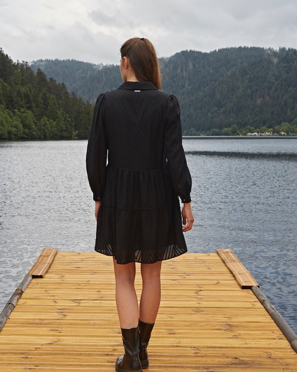 Robe plumetis chevrons unis col chemise noir Robe plumetis chevrons unis col chemise noir