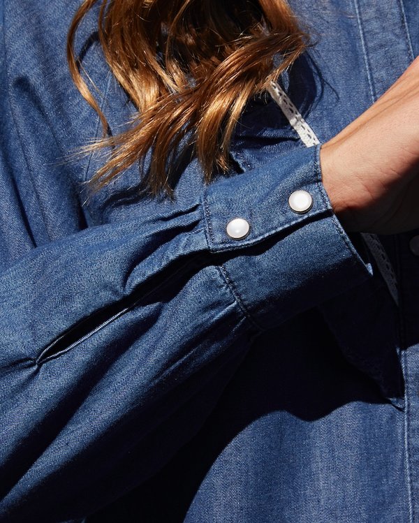 Chemisier col V volantée en denim à manches longues bleu Chemisier col V volantée en denim à manches longues bleu