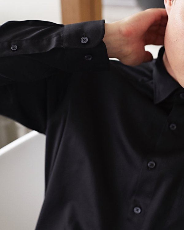 Chemise manches longues unie classique en coton noir