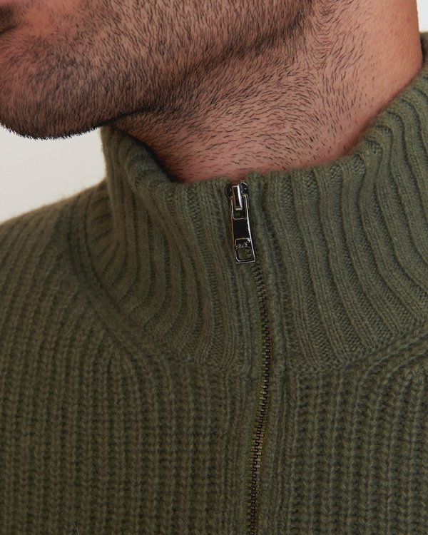 Pull col camionneur zippé uni en côte anglaise lambswool vert Pull col camionneur zippé uni en côte anglaise lambswool vert