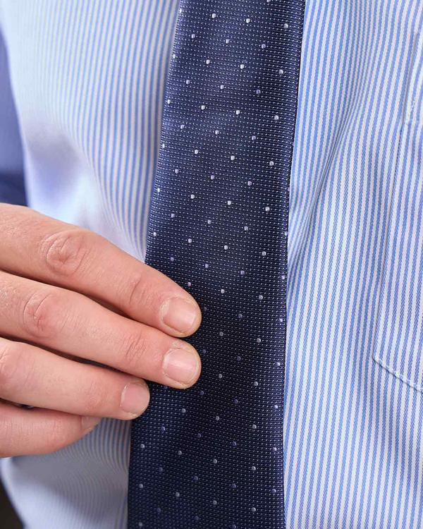 Cravate à rayures bleu